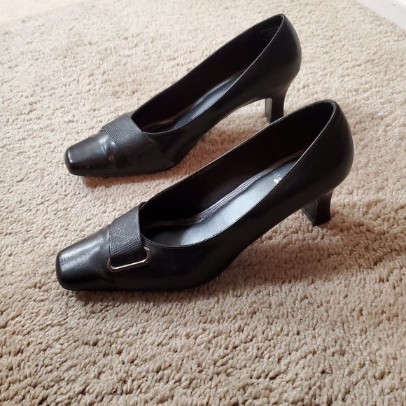 Black Heel Closed Toe Shoes Size 8 1/2 - Picture 3 of 7